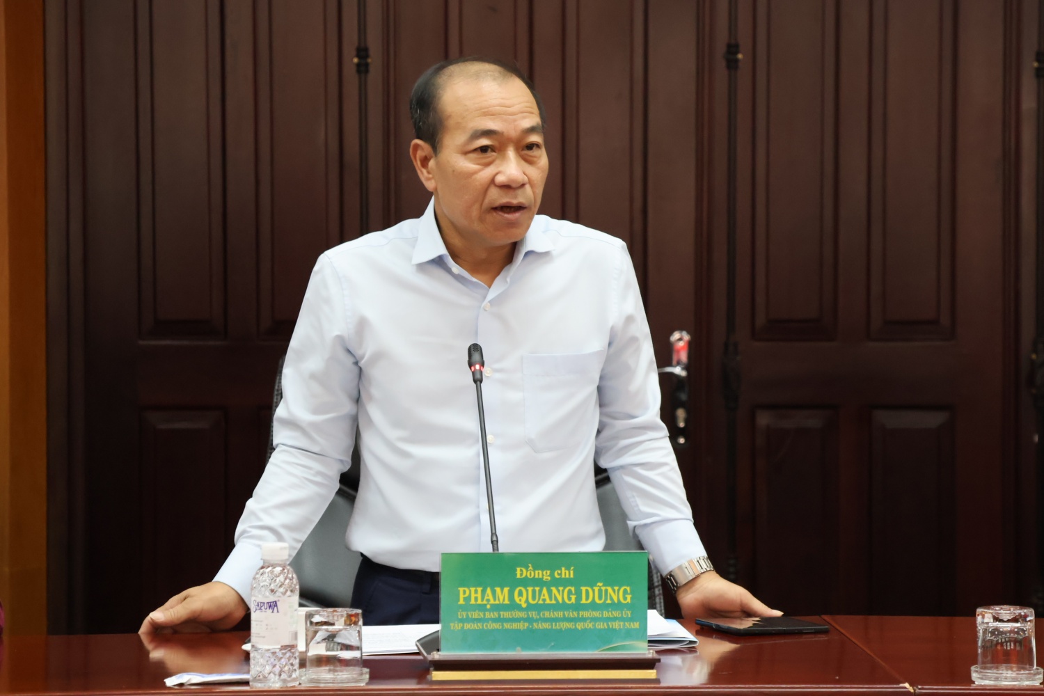Đồng chí Phạm Quang Dũng - Ủy viên BTV, Chành Văn phòng Đảng ủy Petrovietnam báo cáo tại buổi làm việc