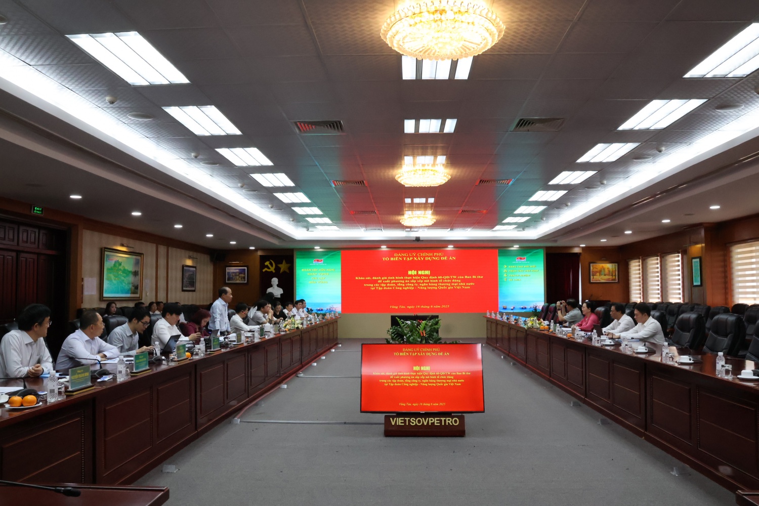 Toàn cảnh buổi làm việc.