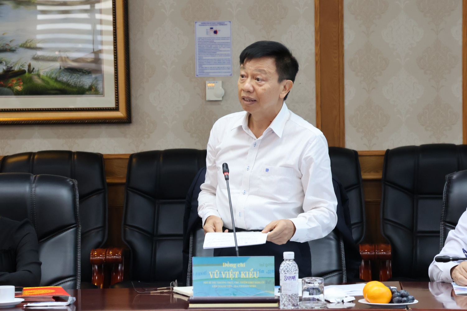 Đồng chí Vũ Việt Kiều - Phó Bí thư Đảng ủy Vietsovpetro báo cáo tại buổi làm việc