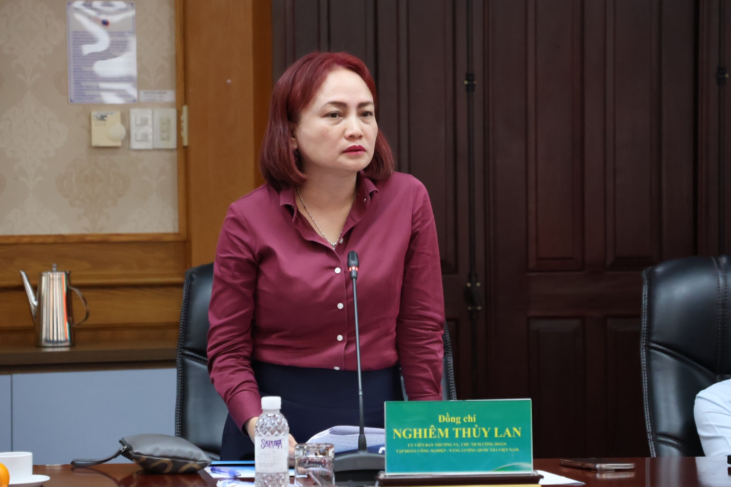 Đồng chí Nghiêm Thùy Lan - Ủy viên BTV Đảng ủy, Chủ tịch CĐ DKVN báo cáo tại buổi làm việc