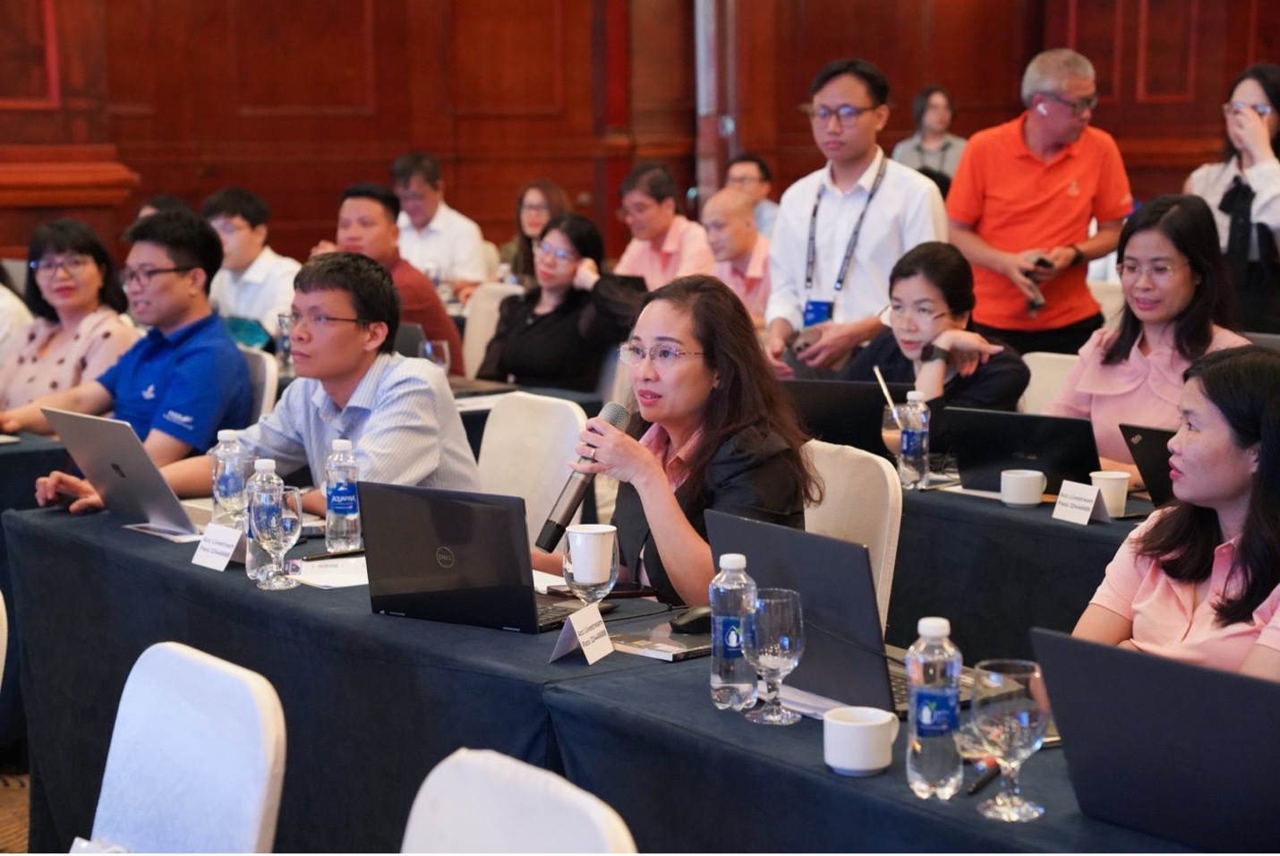 Cán bộ PVEP trao đổi trực tiếp với các chuyên gia FPT về các kịch bản ứng dụng AI tại từng khối chức năng, từ kỹ thuật E&P đến quản trị nội bộ.