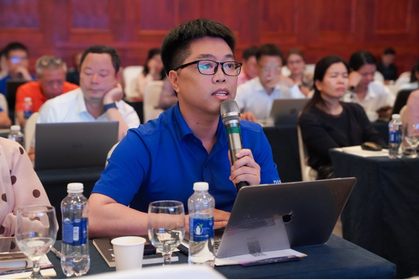 Cán bộ PVEP thảo luận cùng chuyên gia về việc chuẩn hóa dữ liệu và nâng cao năng lực khai thác AI theo từng đặc thù nghiệp vụ.