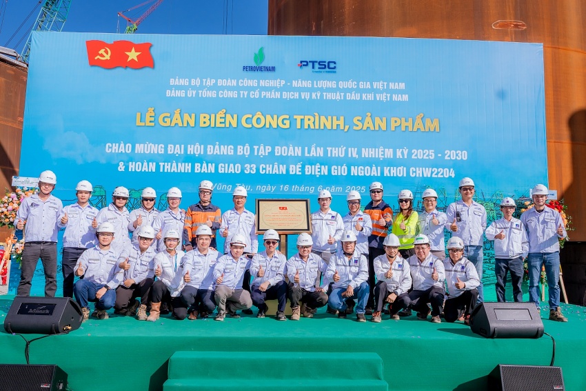 Niềm vui của chủ đầu tư và cán bộ, công nhân viên và người lao động PTSC tại Lễ gắn biển công trình, sản phẩm và hoàn thành bàn giao 33 chân đế điện gió ngoài khơi.