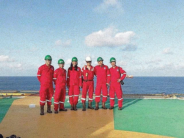 Nhà báo Anh Nguyễn và các phóng viên ngành công nghiệp năng lượng trên giàn khoan mỏ Chim Sáo tháng 11-2017