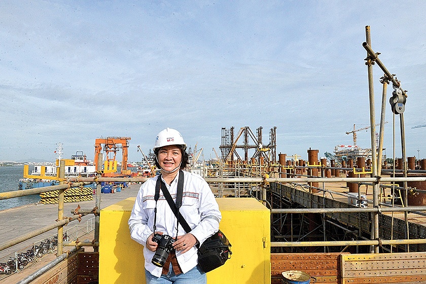 Phóng viên Anh Nguyễn -TTXVN trên chân đế giàn xử lý trung tâm của siêu dự án Lô B-Ô Môn