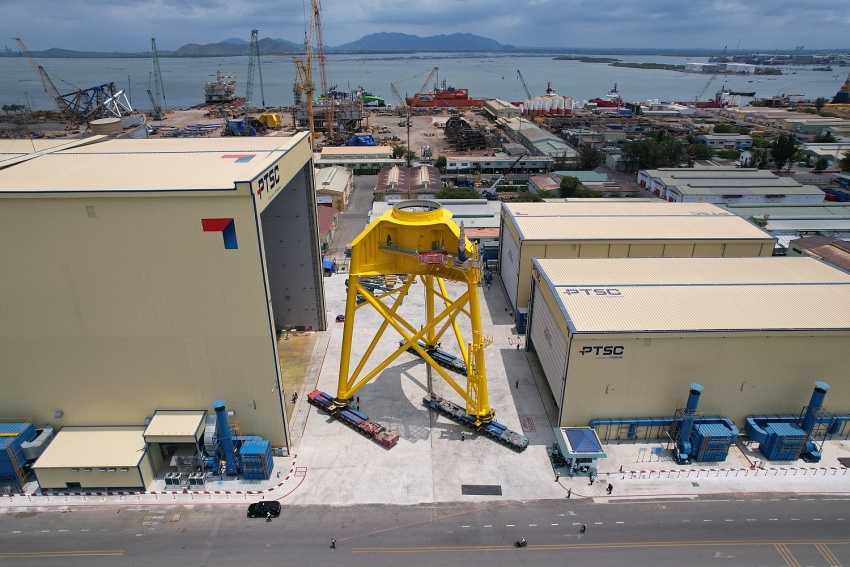 Vận chuyển sản phẩm sau khi sơn xong.
