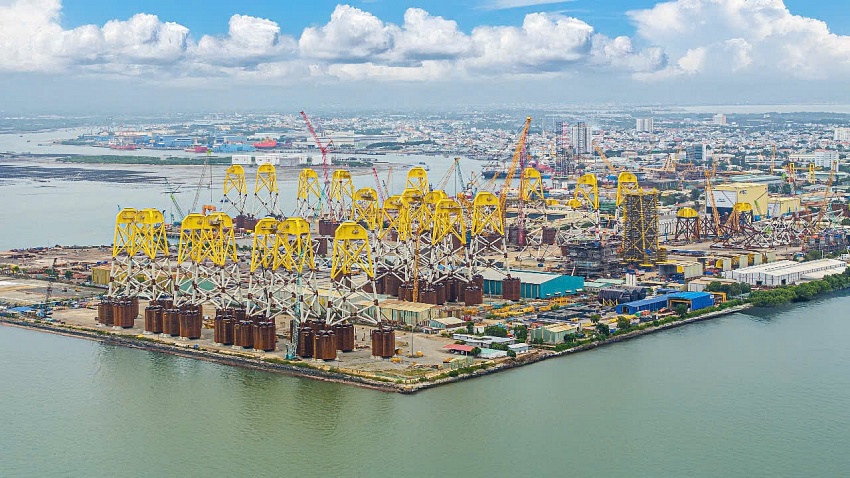Toàn cảnh bãi chế tạo chân đế điện gió của PTSC.