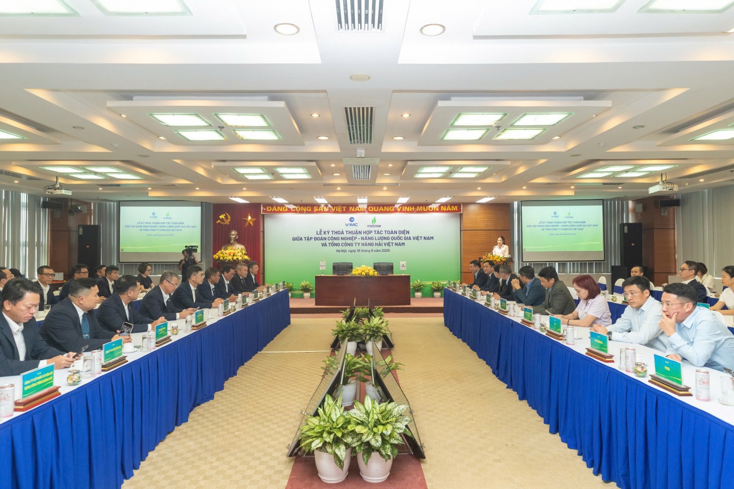 Toàn cảnh Lễ ký Thỏa thuận hợp tác toàn diện giữa Petrovietnam và VIMC