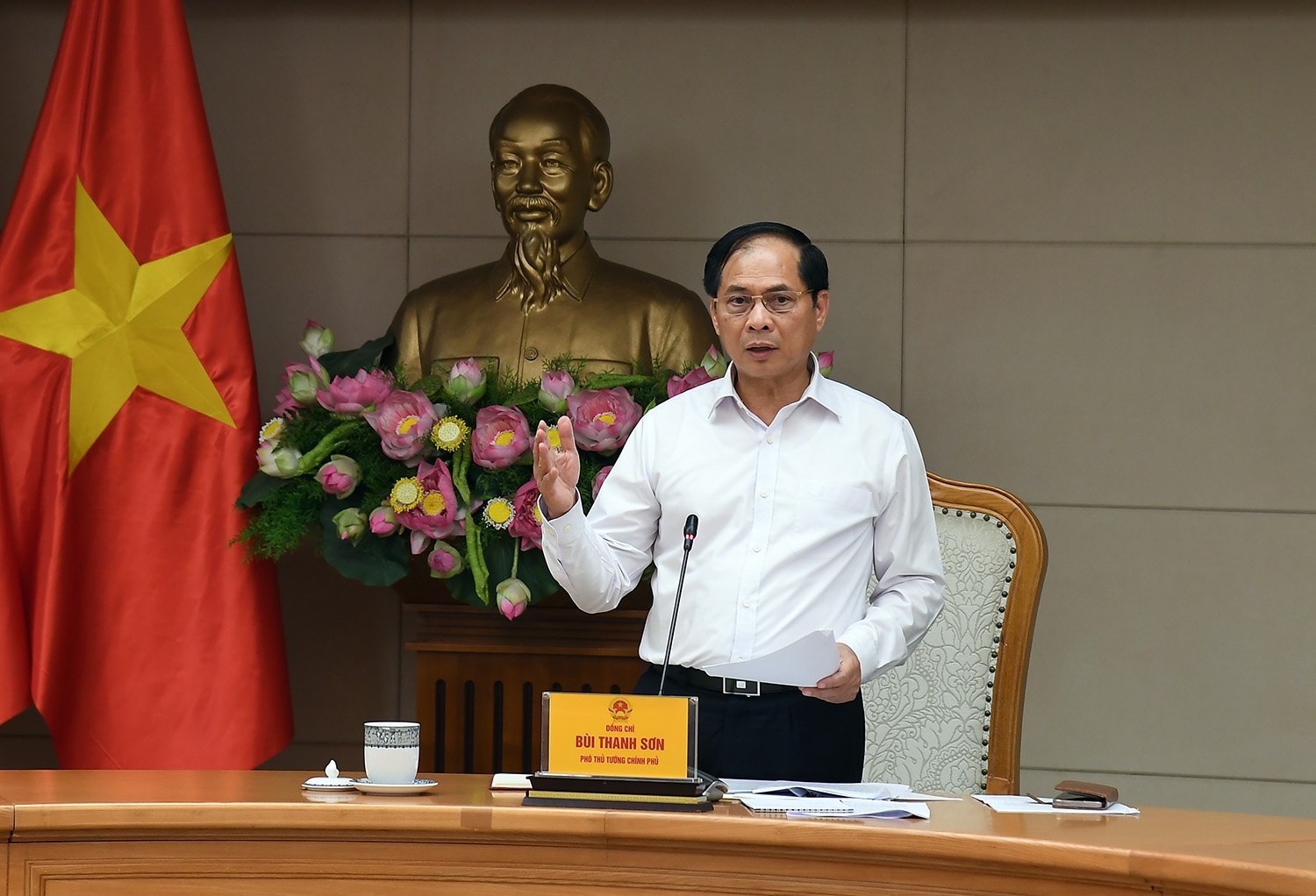 Phó Thủ tướng yêu cầu các bộ, ngành, địa phương và các tập đoàn, qua thực tiễn nghiên cứu, tìm hiểu, làm việc với các đối tác, tập trung rà soát, hoàn thiện thể chế