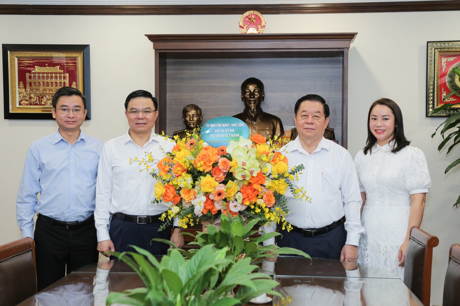 Chủ tịch HĐTV Petrovietnam Lê Mạnh Hùng chúc mừng đồng chí Nguyễn Trọng Nghĩa - Ủy viên Bộ Chính trị, Bí thư Trung ương Đảng, Trưởng Ban Tuyên giáo và Dân vận Trung ương