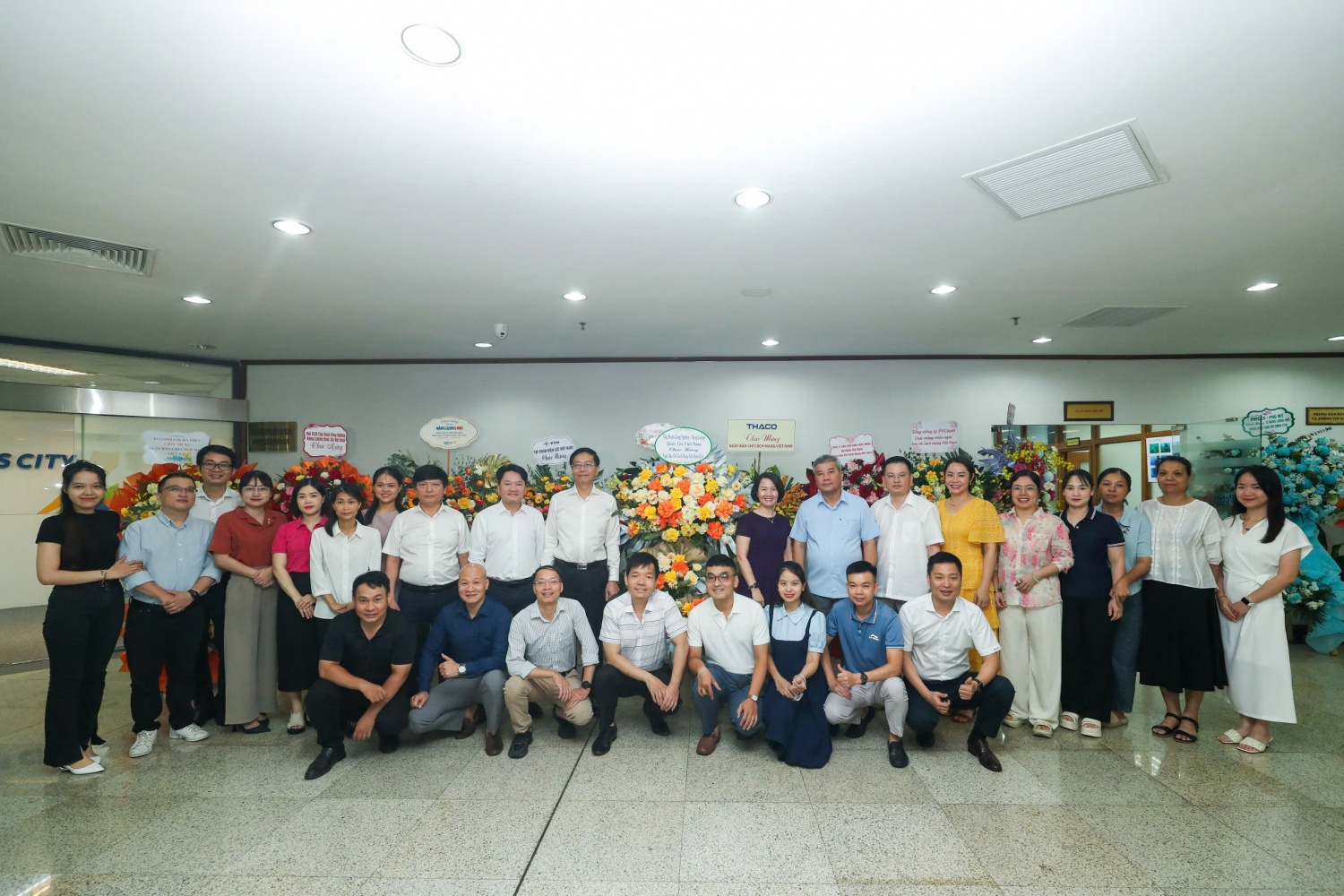 Lãnh đạo Tập đoàn cùng tập thể lãnh đạo, phóng viên, biên tập viên, nhân viên Tạp chí Năng lượng Mới - PetroTimes