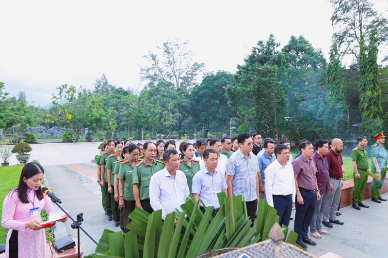 Đoàn Vietsovpetro và Công an tỉnh Bà Rịa - Vũng Tàu viếng nghĩa trang Hàng Dương - Côn Đảo.