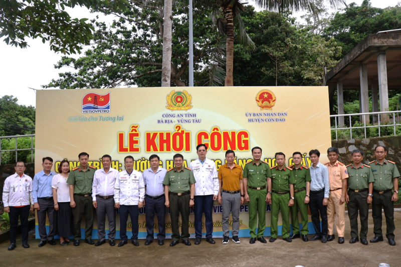 Lễ khởi công công trình “Đường hoa bằng lăng - hoa giấy” tại huyện Côn Đảo.
