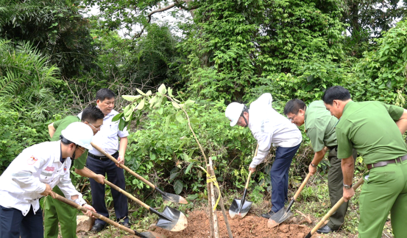Các đồng chí lãnh đạo Vietsoveptro, Công an tỉnh Bà Rịa - Vũng Tàu, huyện Côn Đảo trồng cây tại công trình.