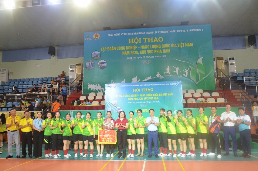 Trao giải Nhất cho đội kéo co nữ PVFCCo.