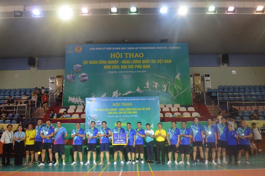 Ban tổ chức trao giải Nhì cho đội kéo co nam Vietsovpetro.