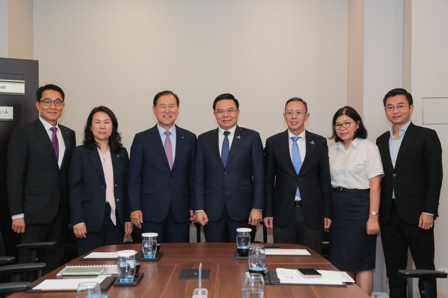 Chủ tịch HĐTV Petrovietnam Lê Mạnh Hùng và ông Kim Dong Sub, Chủ tịch kiêm Tổng Giám đốc KNOC, cùng đại diện hai bên tại buổi làm việc