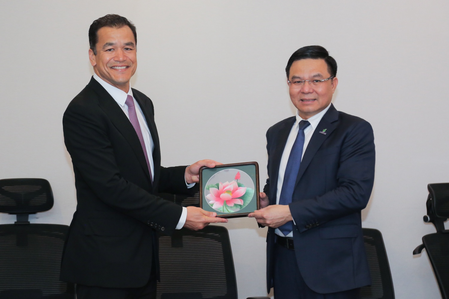 Chủ tịch HĐTV Petrovietnam Lê Mạnh Hùng tặng quà lưu niệm ông Francois Perrodo, Chủ tịch Perenco