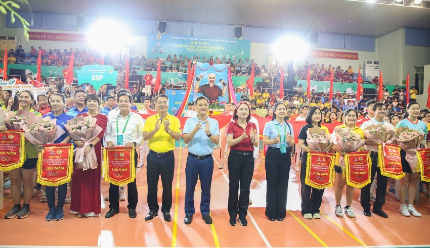 Trao tặng cờ lưu niệm cho các đoàn VĐV tham gia Hội thao.