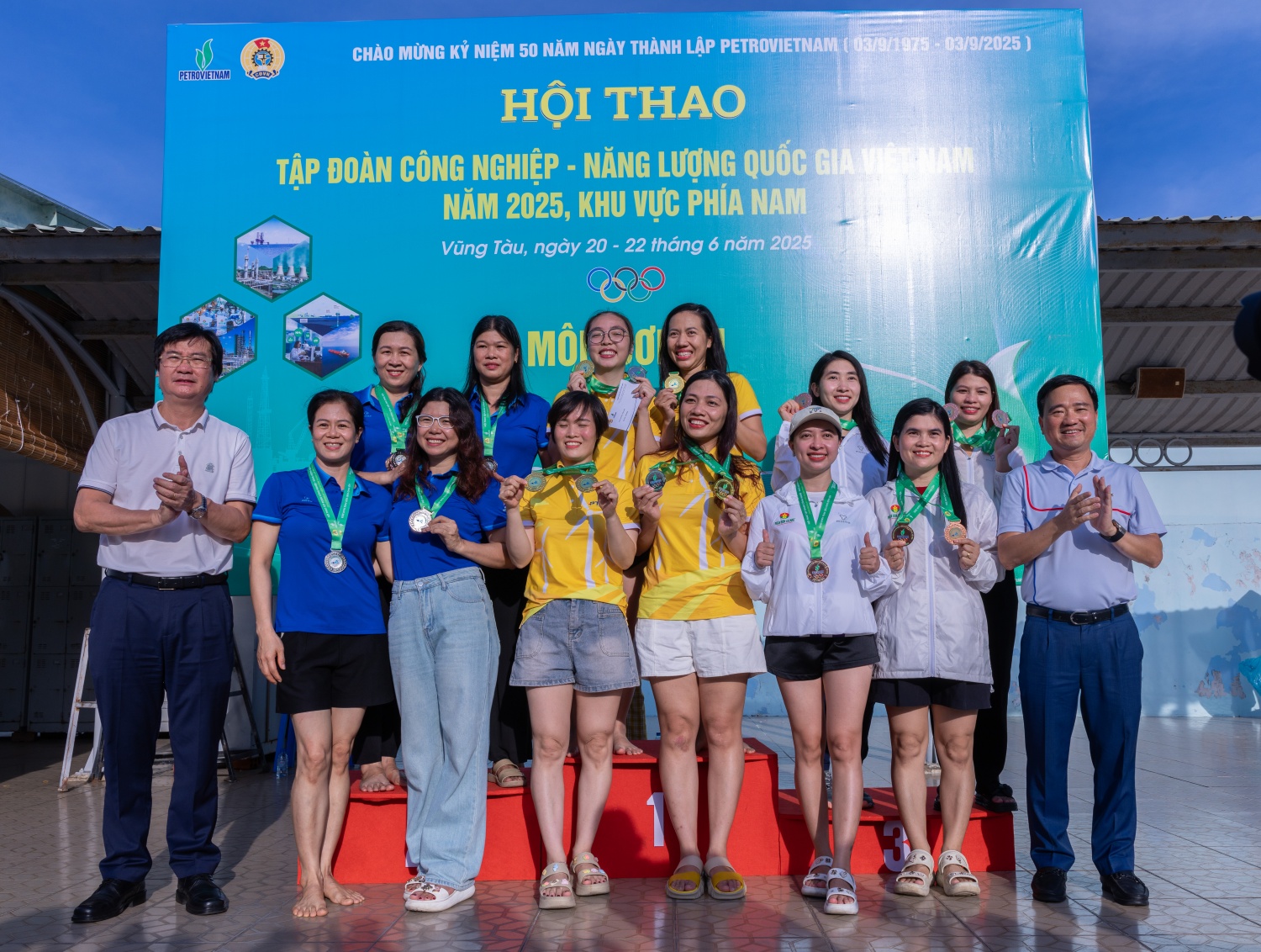 Đại biểu trao huy chương cho các vận động viên thi đấu môn bơi lội.