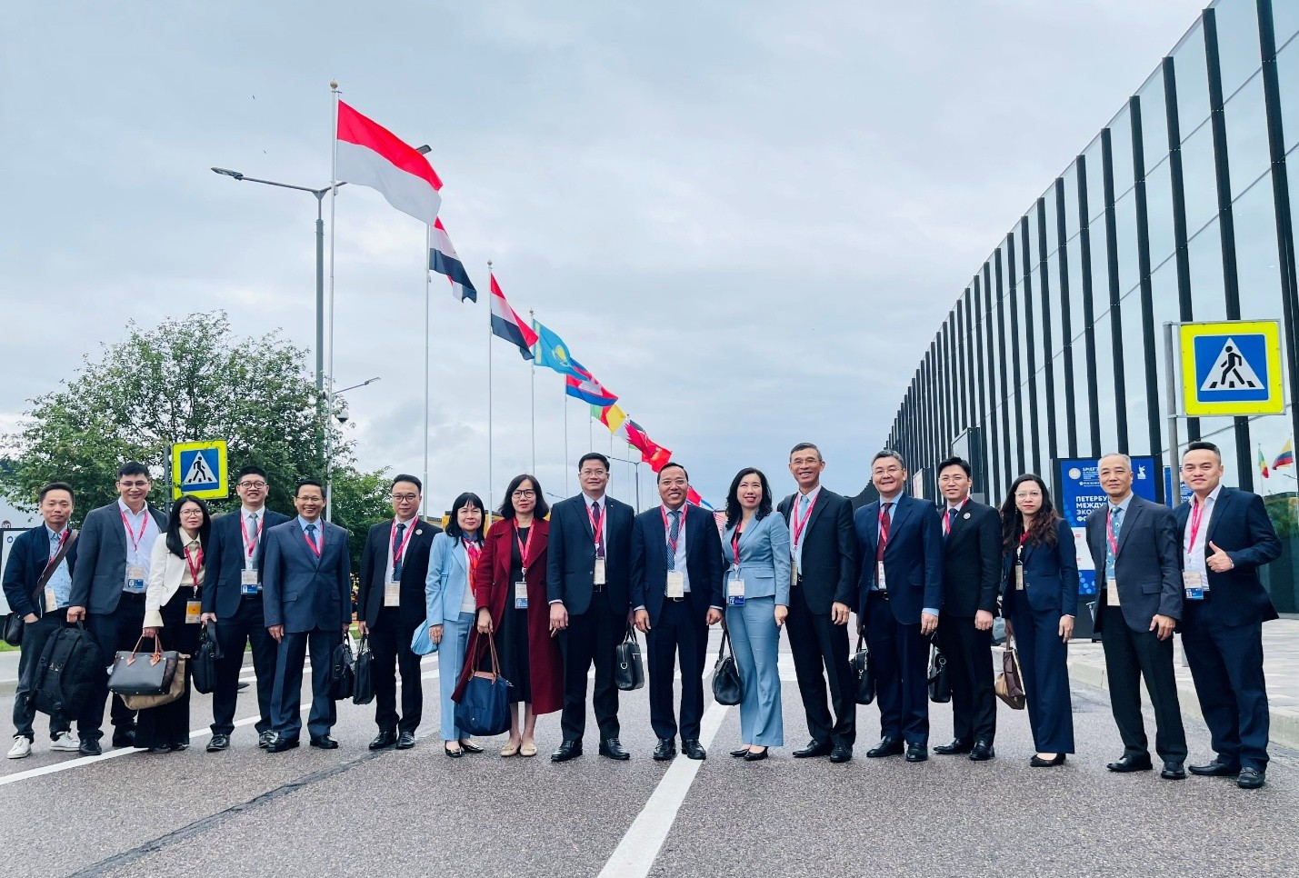 Phó Tổng Giám đốc Petrovietnam Lê Mạnh Cường (thứ 5 từ phải sang) cùng đoàn đại biểu của Việt Nam tham dự Diễn đàn SPIEF 2025