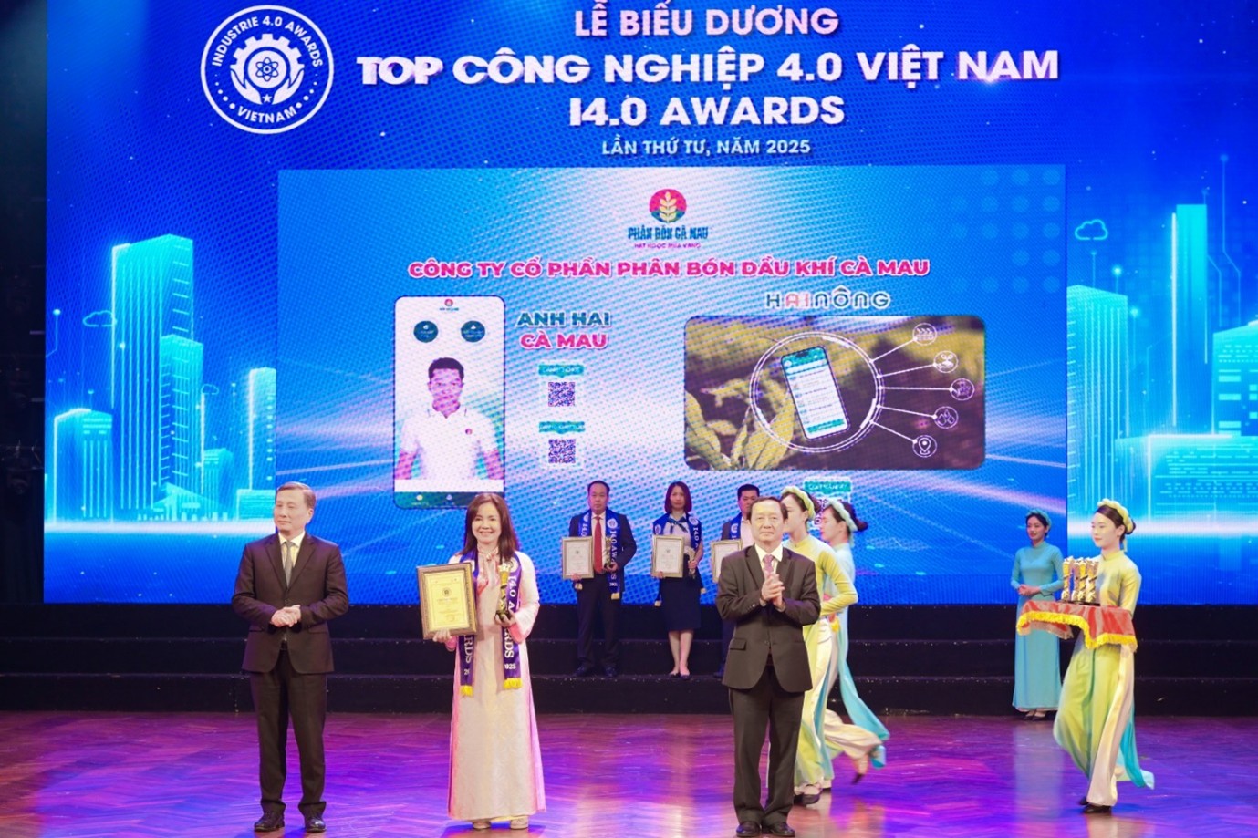 Đại diện PVCFC nhận biểu trưng vinh danh PVCFC đạt Top Doanh nghiệp có sản phẩm thông minh