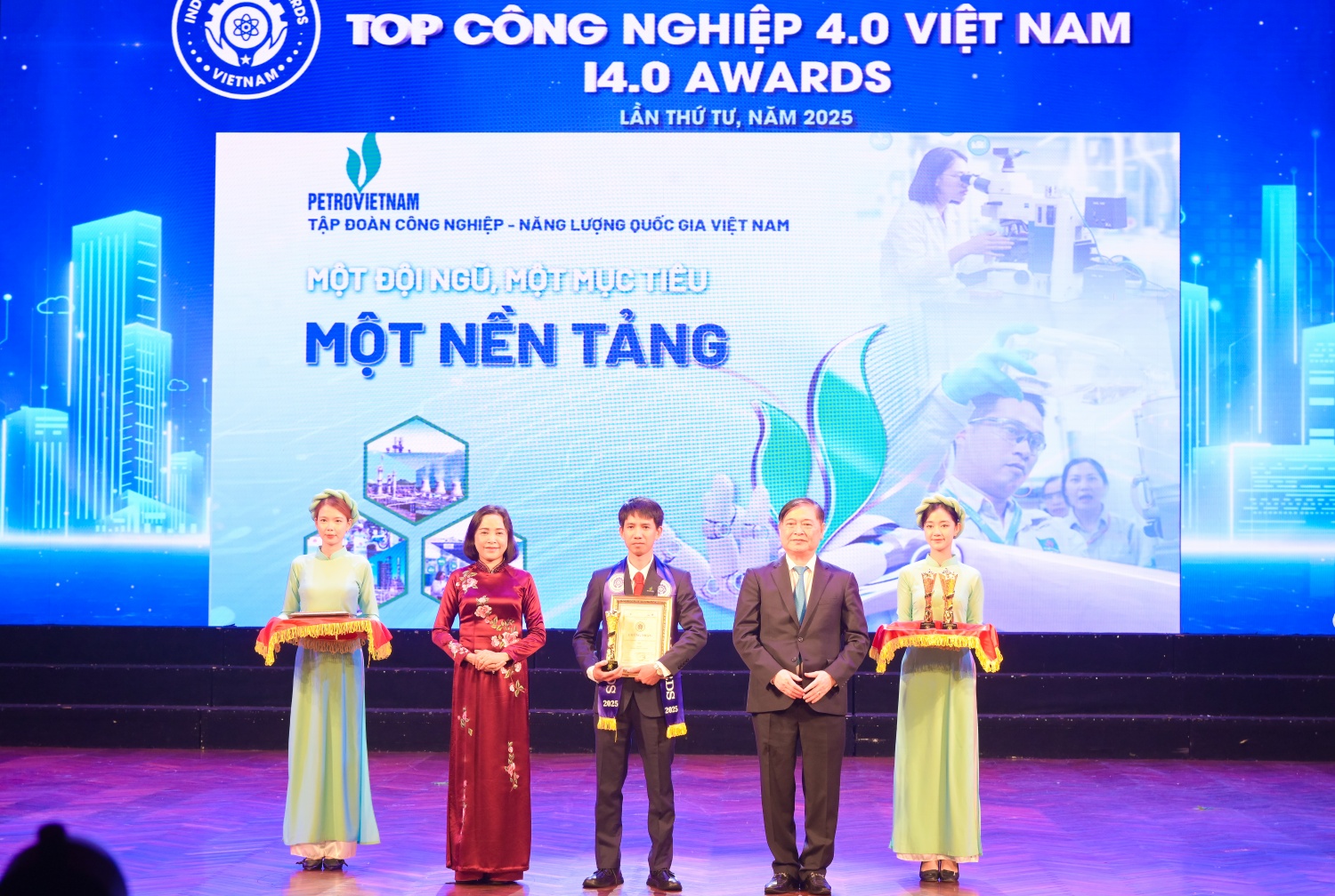 Phó Chủ tịch Quốc hội Nguyễn Thị Thanh và Chủ tịch Liên hiệp các Hội Khoa học và Kỹ thuật Việt Nam Phan Xuân Dũng trao biểu trưng vinh danh Petrovietnam đạt Top 10 Doanh nghiệp Công nghiệp 4.0 Việt Nam