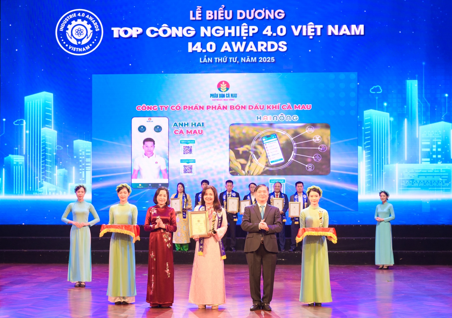 Phó Chủ tịch Quốc hội Nguyễn Thị Thanh và Chủ tịch Liên hiệp các Hội Khoa học và Kỹ thuật Việt Nam Phan Xuân Dũng trao biểu trưng vinh danh PVCFC đạt Top Doanh nghiệp khoa học và công nghệ, đổi mới sáng tạo và chuyển đổi số
