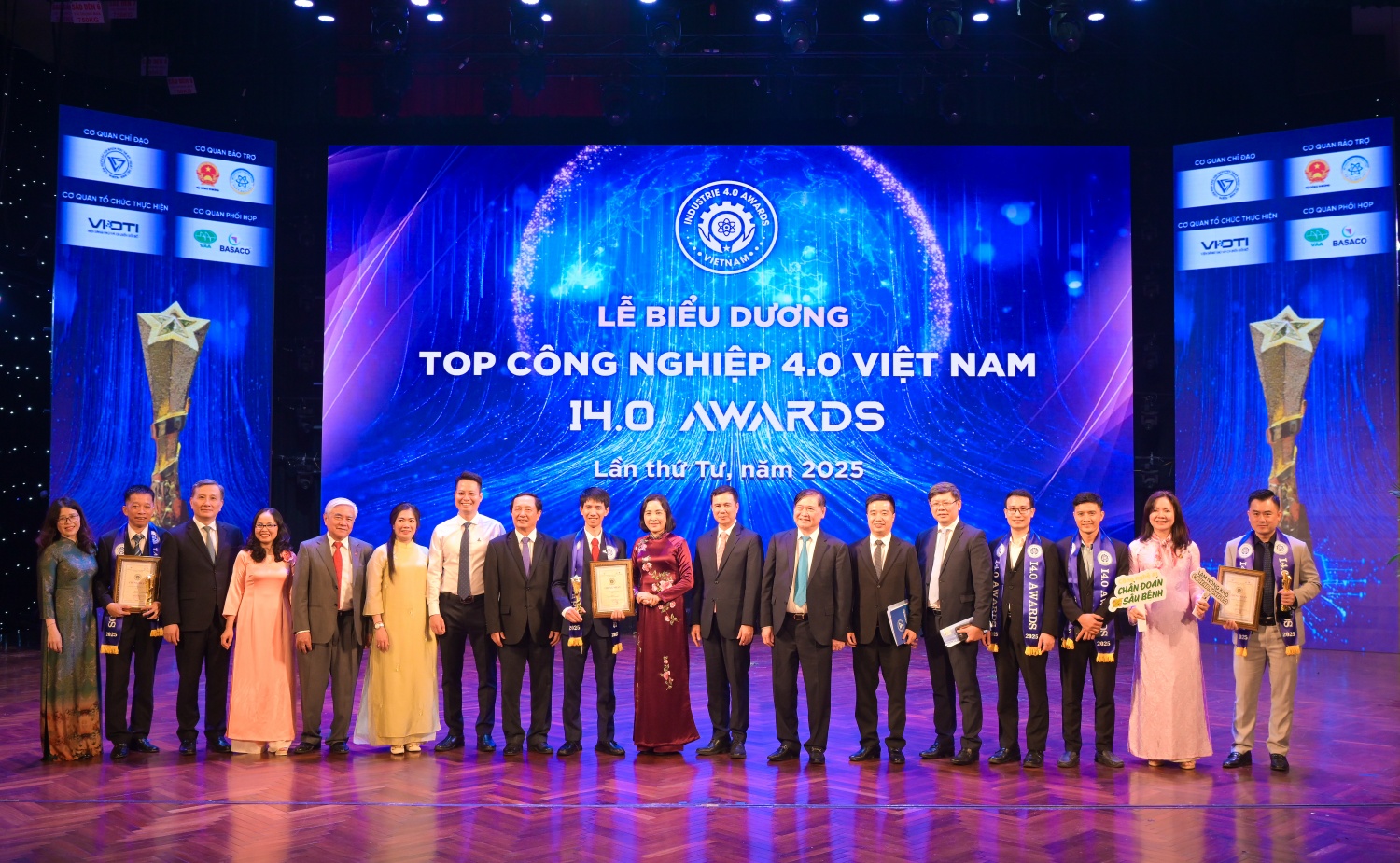 Phó Chủ tịch Quốc hội Nguyễn Thị Thanh và Thứ trưởng Bộ Khoa học và Công nghệ Bùi Thế Duy chúc mừng Petrovietnam và PVCFC vì những thành tích xuất sắc trong lĩnh vực khoa học công nghệ và chuyển đổi số