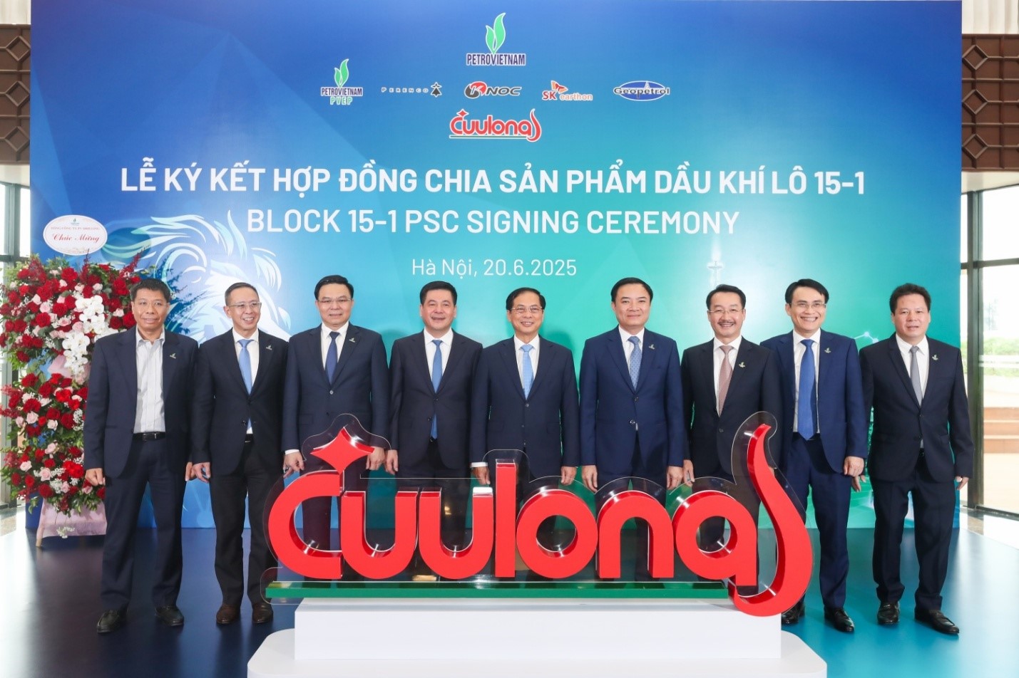 Phó Thủ tướng Bùi Thanh Sơn cùng các đại biểu tham dự buổi lễ.