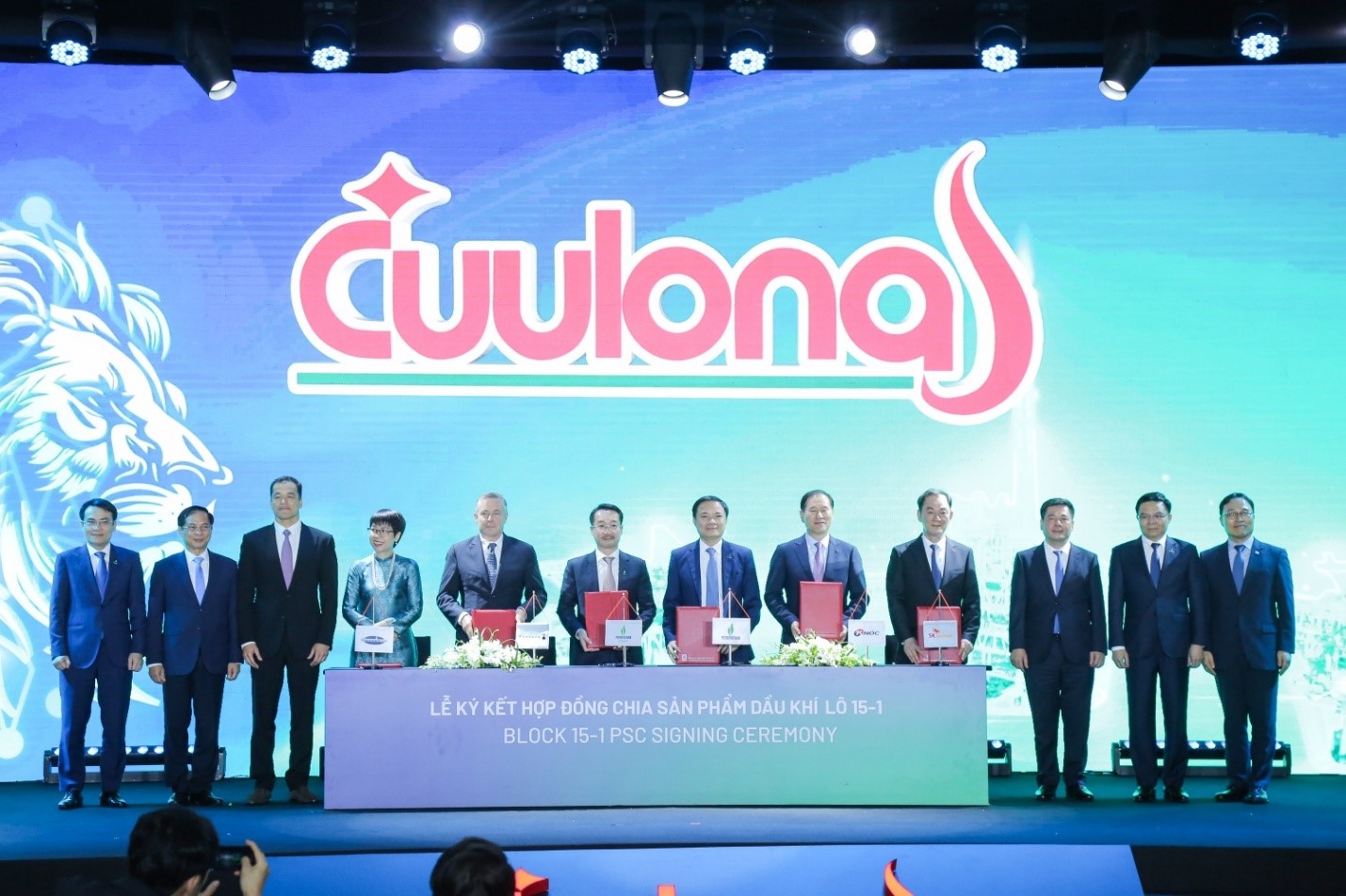 Phó Thủ tướng Bùi Thanh Sơn cùng đại diện lãnh đạo các Bộ, ngành chứng kiến các bên ký kết PSC mới Lô 15-1