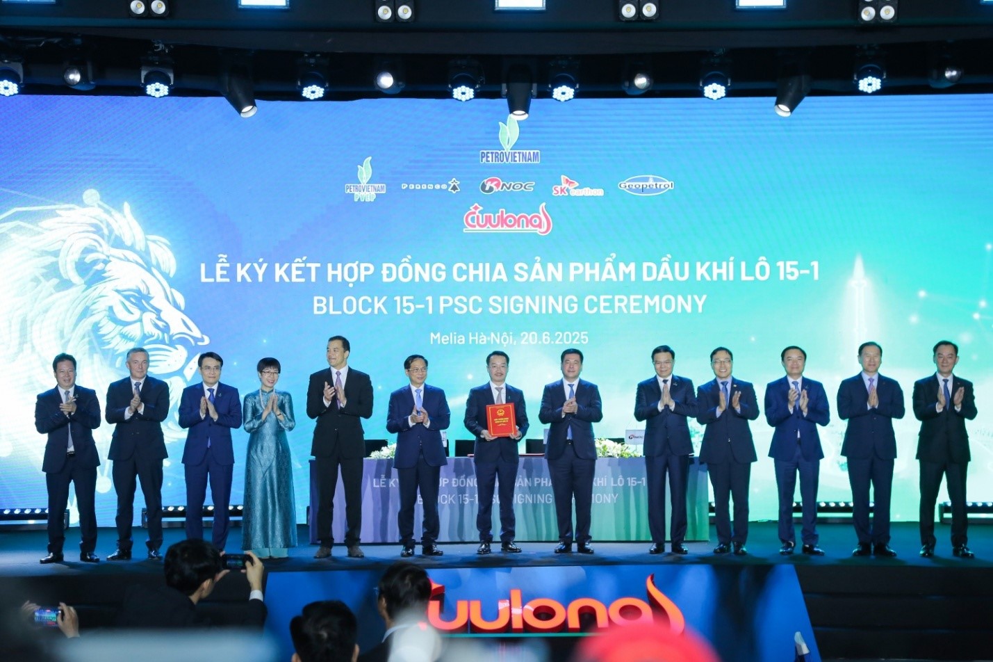 Bộ trưởng Bộ Công Thương Nguyễn Hồng Diên trao giấy chứng nhận đầu tư dự án Lô 15-1 cho Tổng Giám đốc PVEP Nguyễn Thiện Bảo