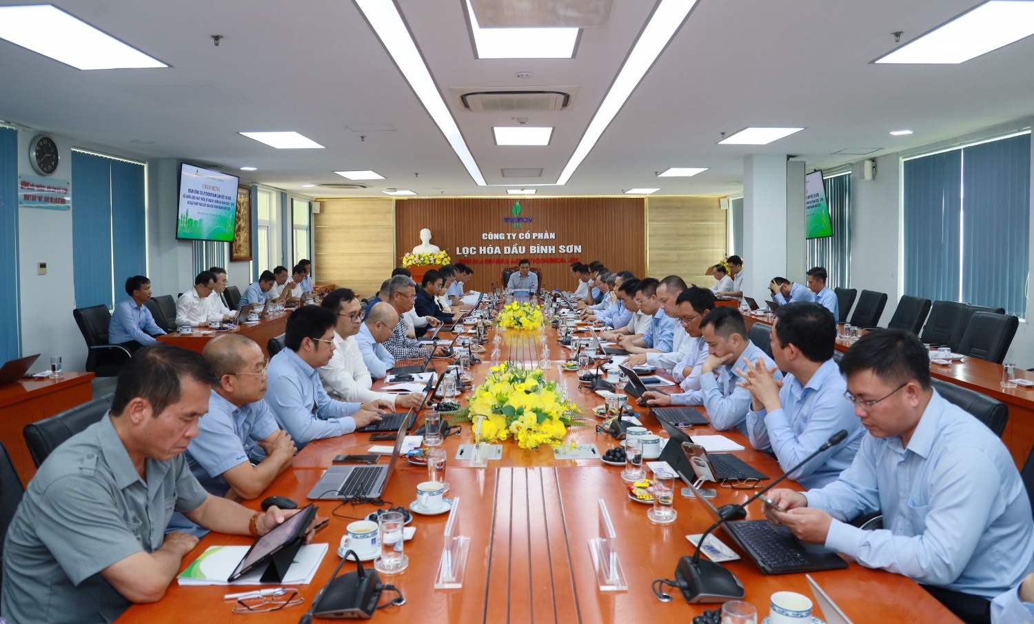 Toàn cảnh buổi làm việc giữa Petrovietnam với BSR về công tác thúc đẩy sản xuất kinh doanh năm 2025, kế hoạch 5 năm giai đoạn 2026-2030 và chiến lược phát triển BSR đến năm 2030, tầm nhìn đến năm 2050.