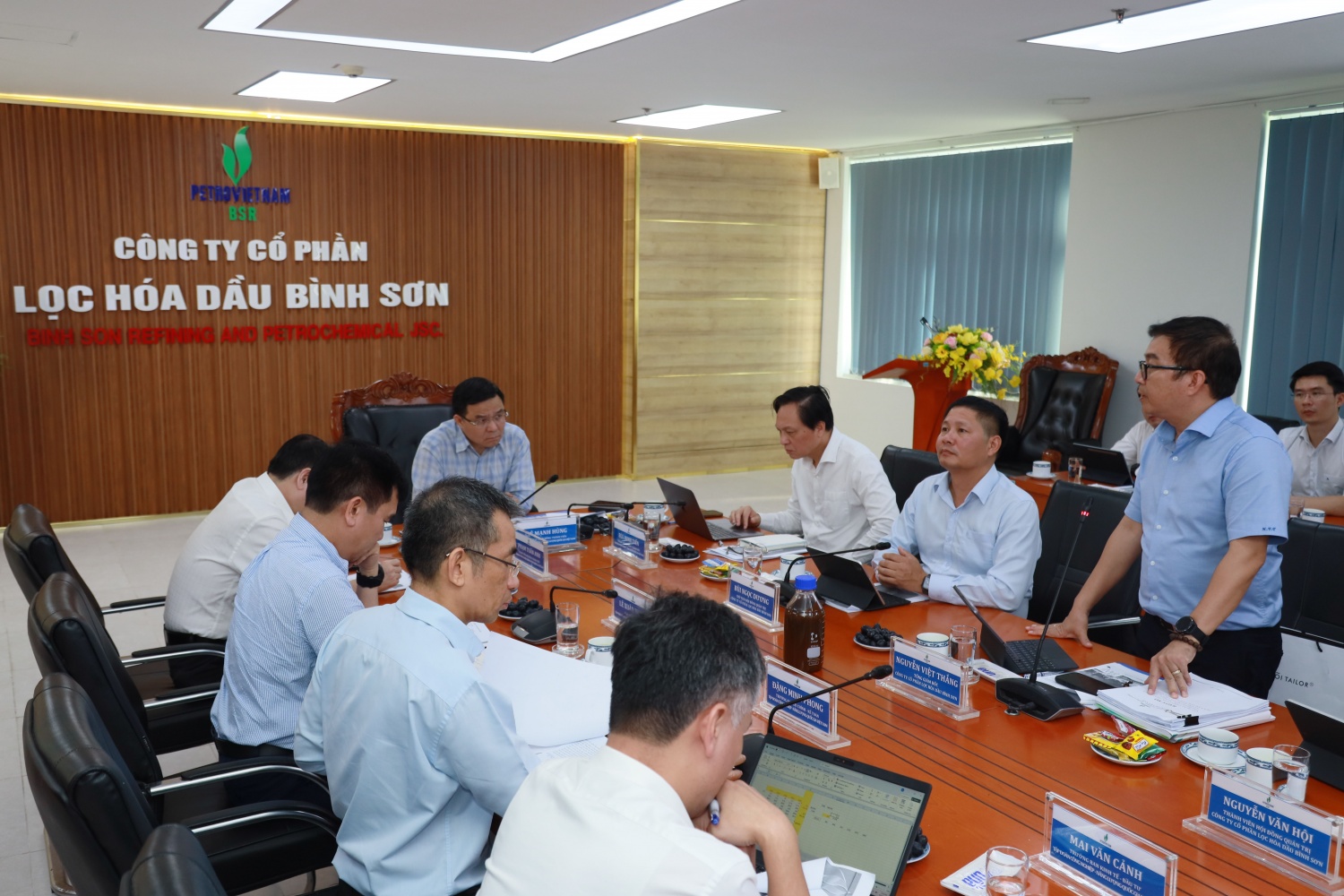 Ông Nguyễn Việt Thắng - Tổng Giám đốc BSR báo cáo với đoàn công tác về tình hình hoạt động sản xuất kinh doanh của Công ty trong thời gian qua.