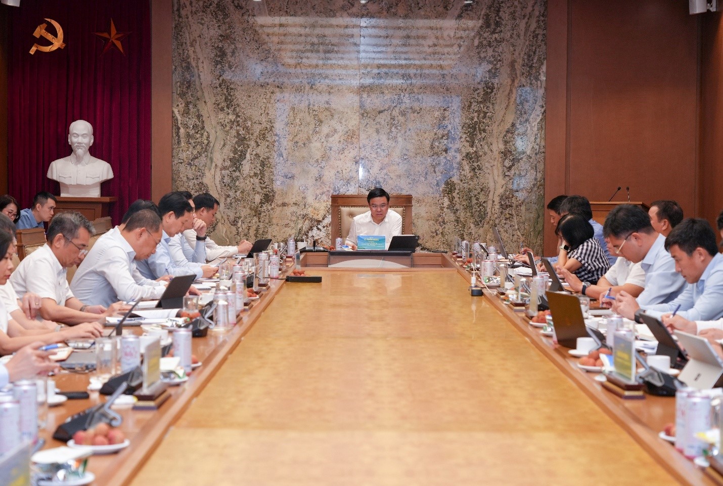 Đồng chí Lê Mạnh Hùng, Chủ tịch HĐTV Petrovietnam chủ trì cuộc họp