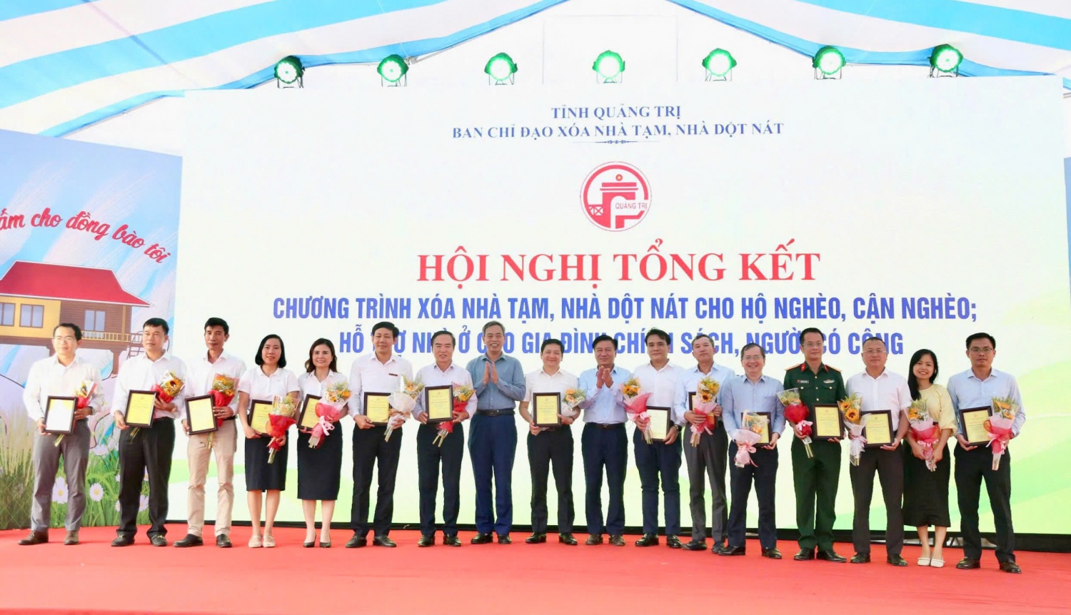 Tỉnh Quảng Trị trao tặng bảng Tri ân tấm lòng vàng cho các nhà tài trợ.
