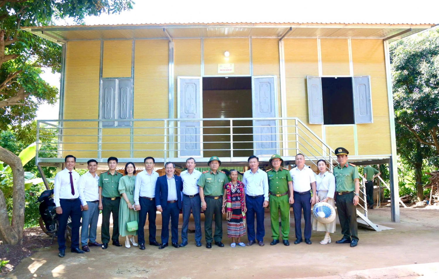 Đại diện Ủy ban Mặt trận Tổ quốc Việt Nam tỉnh và các đơn vị tài trợ đã đến thăm hỏi, tặng quà cho hộ gia đình chính sách tiêu biểu là bà Hồ Thị Lan (thứ 6 từ phải sang) tại thôn Kỳ Nơi, xã Lìa.
