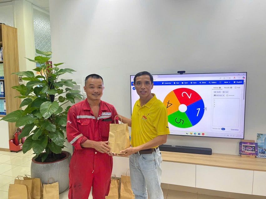 Cán bộ nhân viên BIENDONG POC tại căn cứ hậu cần TP Vũng Tàu hào hứng tham gia chương trình “Đổi pin cũ, pick túi mù” và nhận quà tặng thân thiện với môi trường.