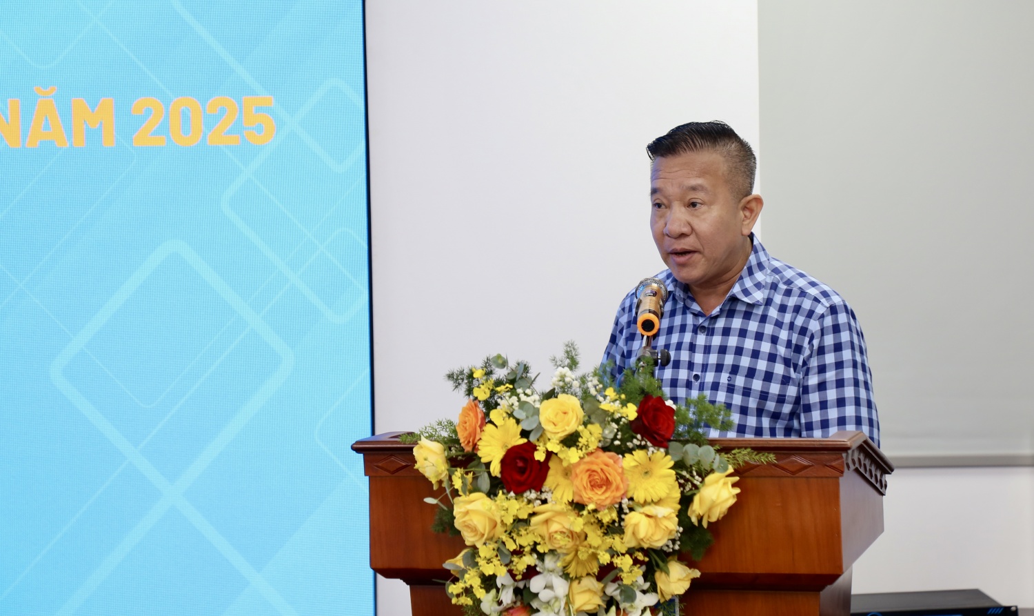 Tổng Giám đốc PVE Ngô Ngọc Thường báo cáo cổ đông về tình hình hoạt động của Tổng công ty