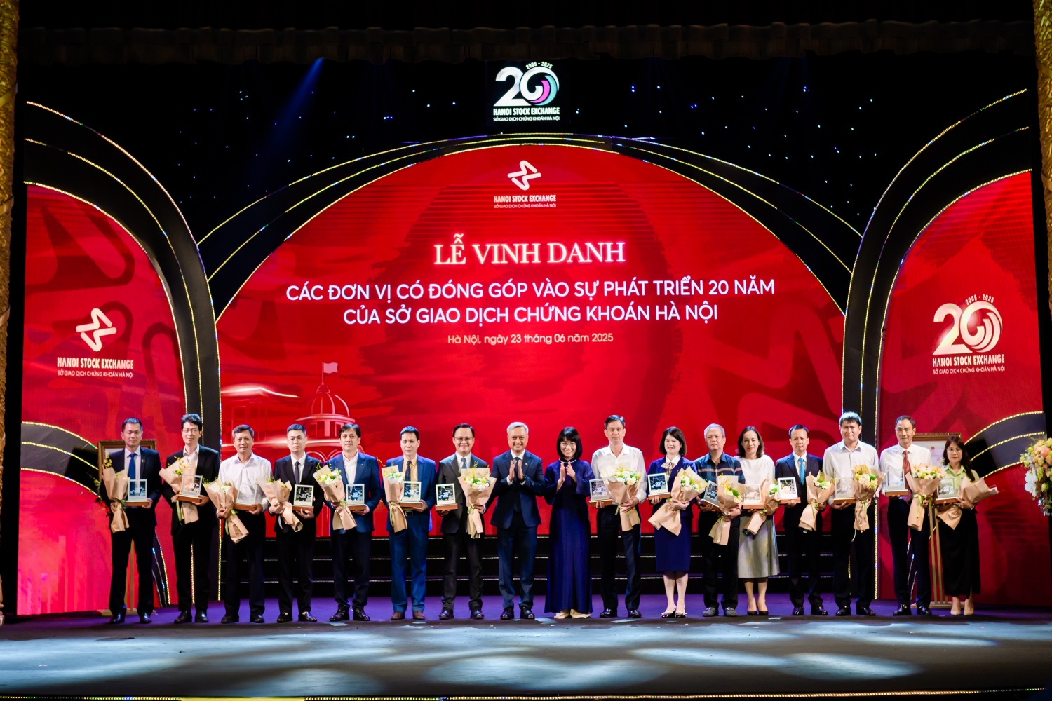 PVChem được vinh danh tại Lễ kỷ niệm 20 năm thành lập HNX PVChem được vinh danh tại Lễ kỷ niệm 20 năm thành lập HNX.