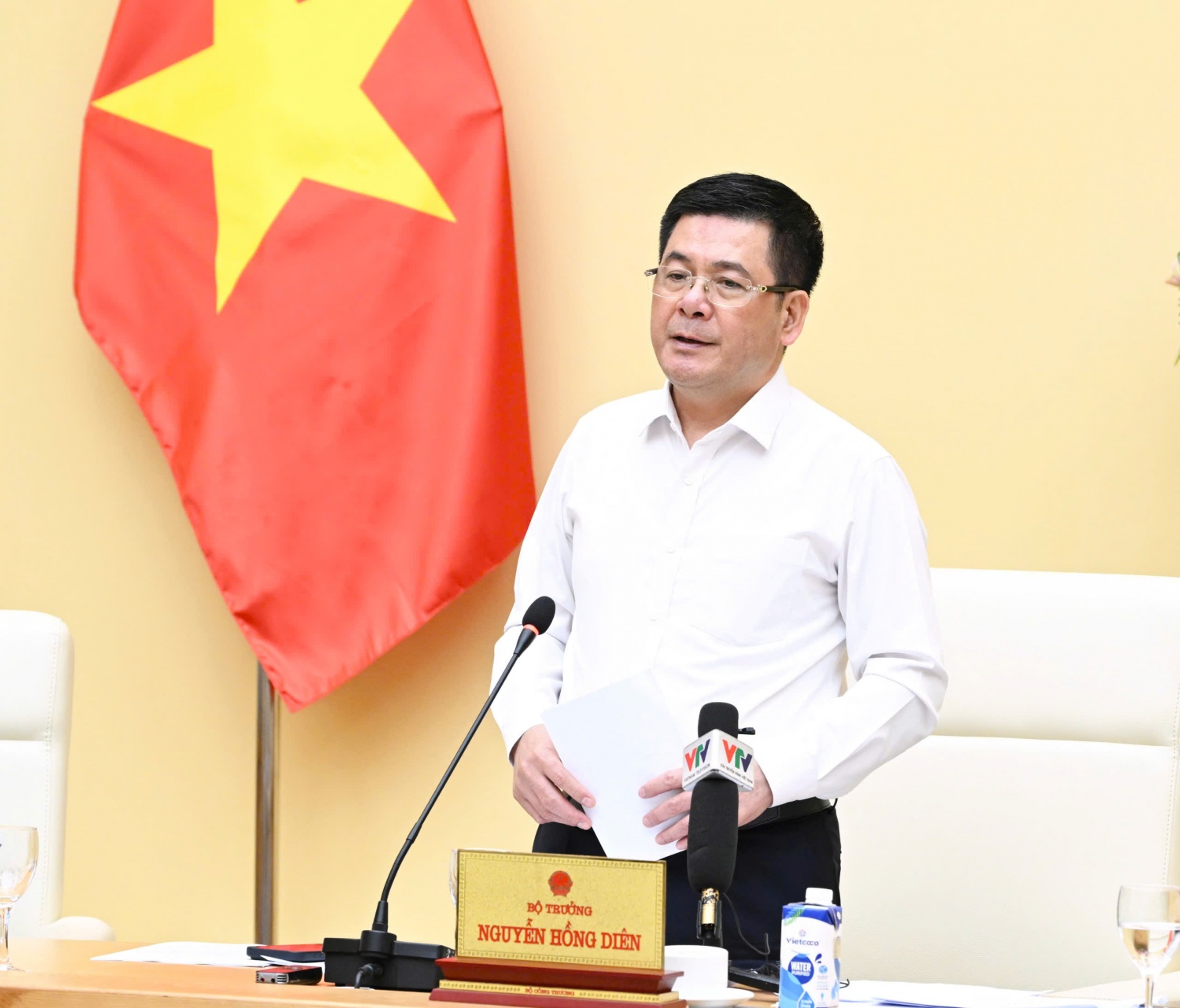 Bộ trưởng Bộ Công Thương Nguyễn Hồng Diên phát biểu chỉ đạo tại cuộc họp