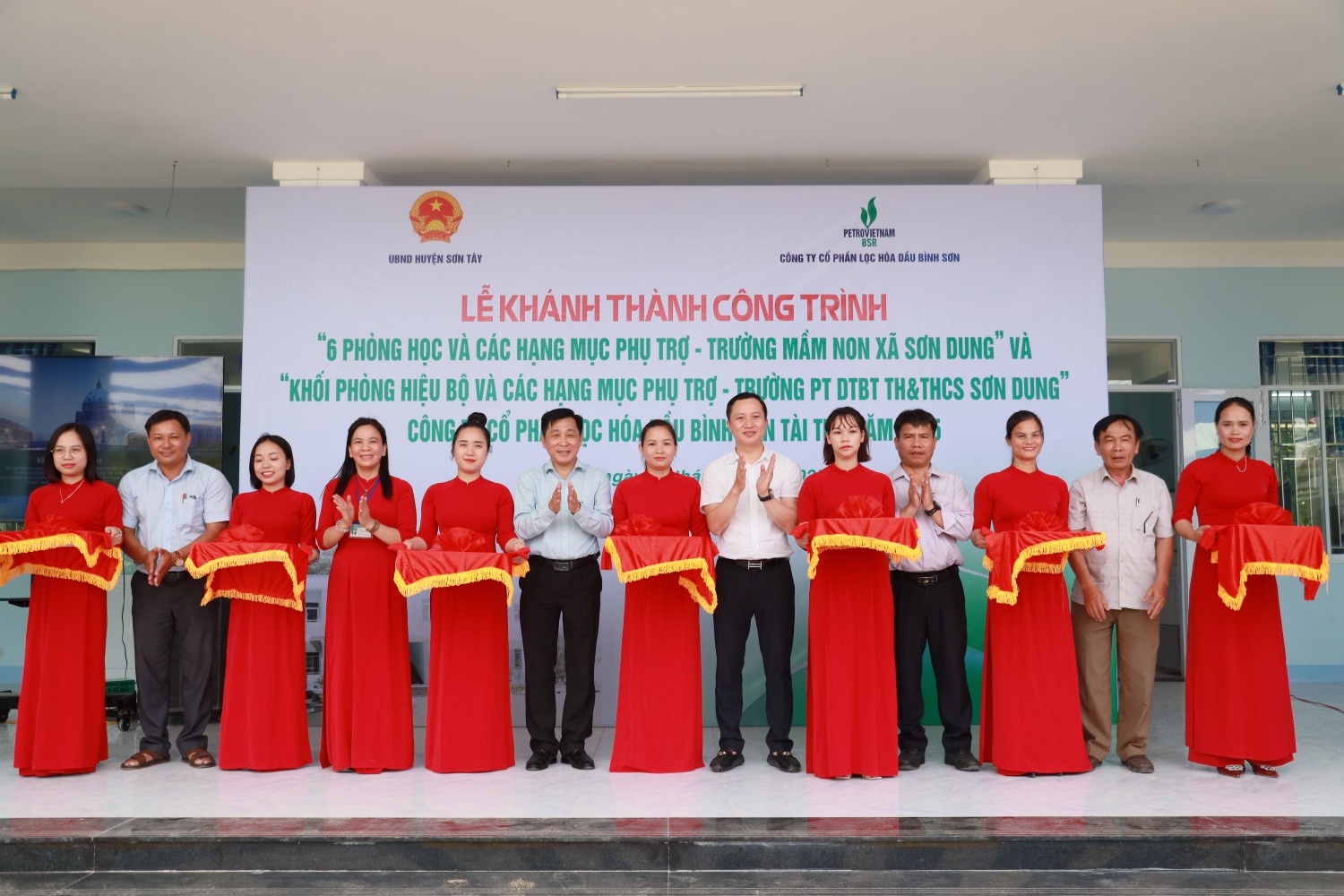 Đại diện UBND huyện Sơn Tây, xã Sơn Dung, BSR và các thầy cô Trường Mầm non xã Sơn Dung và Trường PT DTBT TH&THCS xã Sơn Dung thực hiện nghi thức cắt băng khánh thành công trình.