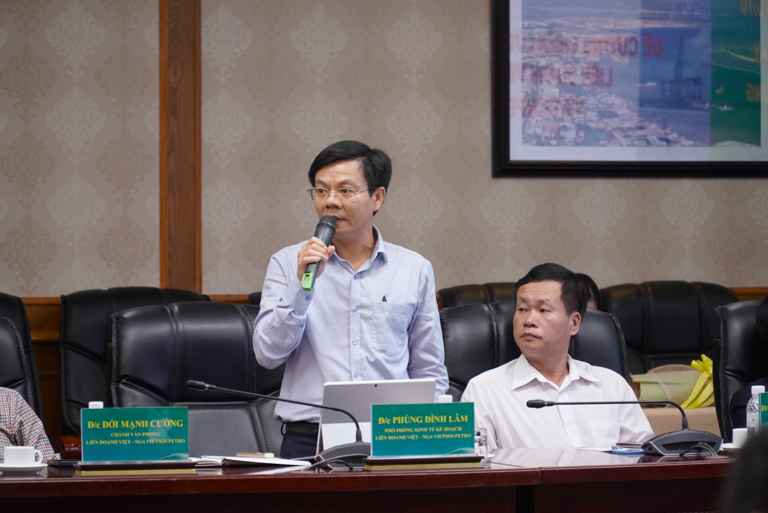 Đồng chí Phùng Đình Lâm, Phó phòng Kinh tế Kế hoạch Vietsovpetro trình bày đề cương chiến lược phát triển Vietsovpetro đến năm 2030, tầm nhìn đến năm 2050.