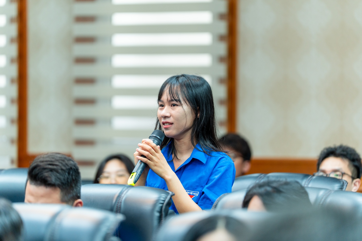 Đoàn viên thanh niên đặt câu hỏi và chia sẻ ý kiến với Tổng Giám đốc Vũ Mai Khanh.