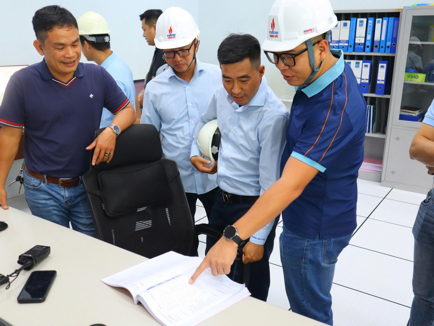 Đoàn tham quan thực tế tại Nhà máy Thủy điện Đakđrinh.