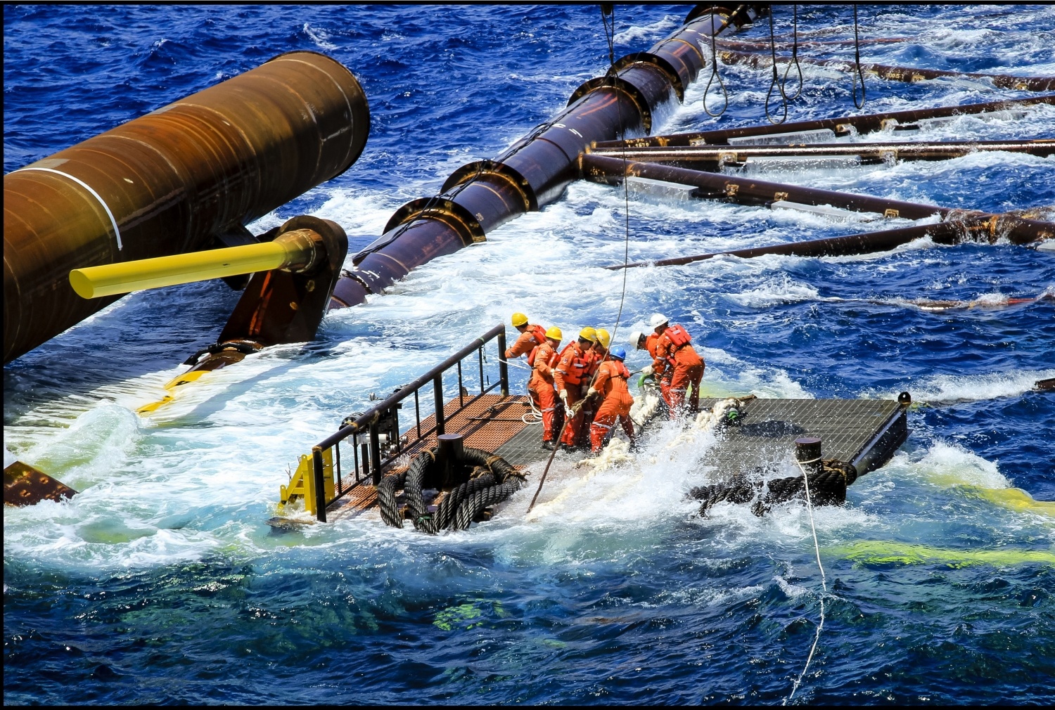 Công nhân Vietsovpetro làm việc trong môi trường sóng to gió lớn (Ảnh: Vietsovpetro)
