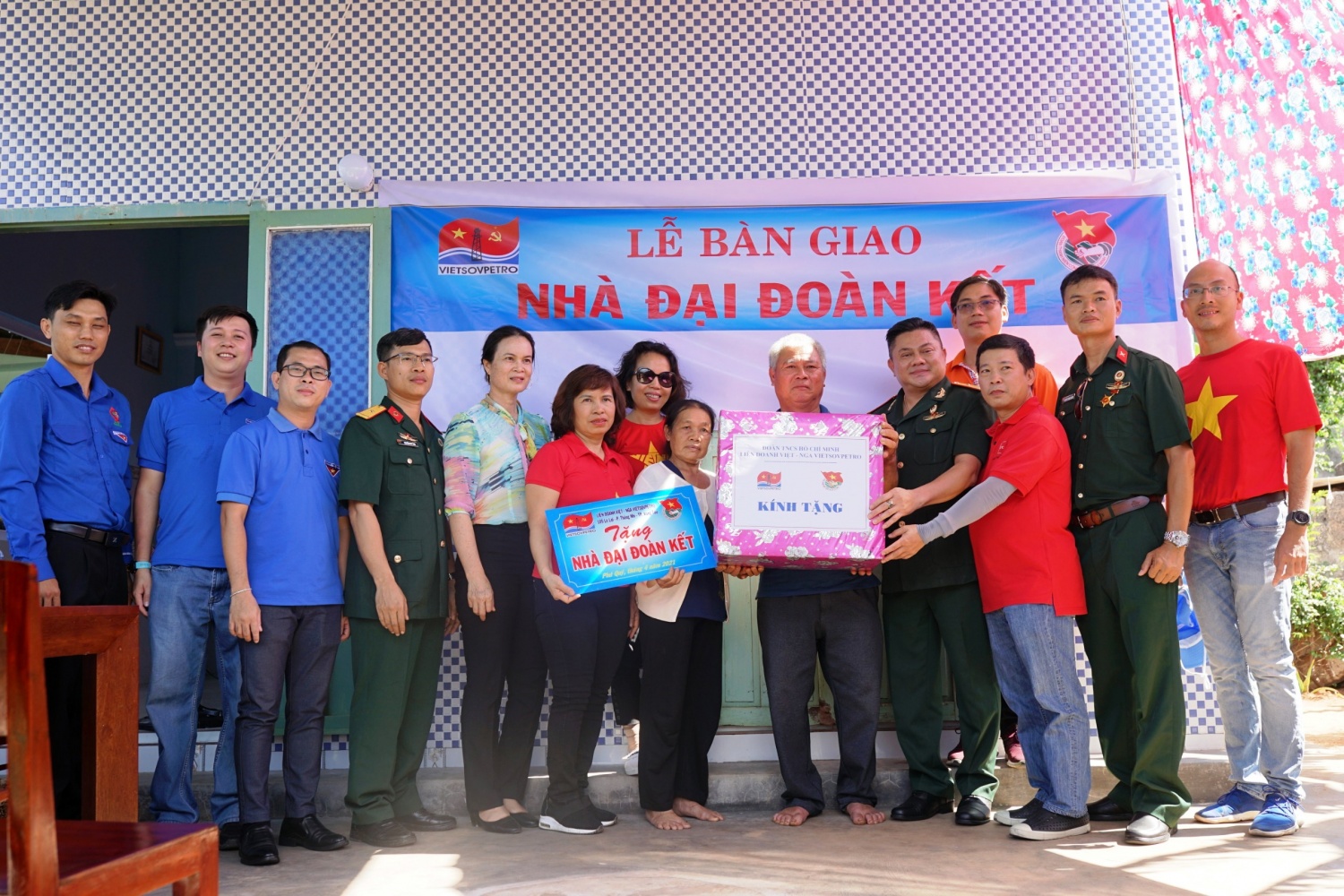 Hội Cựu chiến binh Vietsovpetro phối hợp với Đoàn Thanh niên, Công đoàn Vietsovpetro trao tặng nhà tình nghĩa (Ảnh: Mai Thắng)