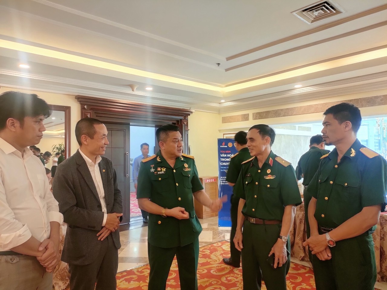 TS Đặng Đình Công (đứng giữa) - Chủ tịch Hội Cựu chiến binh Vietsovpetro trao đổi với các đại biểu về chuyển đổi số trong Petrovietnam (Ảnh: Mai Thắng)