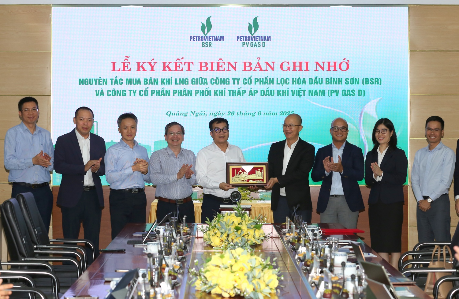 Công ty BSR tặng quà lưu niệm cho PV GAS D - đánh dấu bước khởi đầu mới trong quá trình hợp tác giữa hai đơn vị.