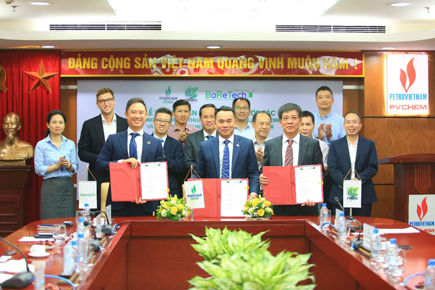Ông Paul Ou - Chủ tịch BoReTech (trái), ông Dương Trí Hội - Tổng Giám đốc PVChem (giữa) và ông Phí Văn Dũng - Chủ tịch HĐQT NSEC (phải) ký kết thỏa thuận hợp tác.